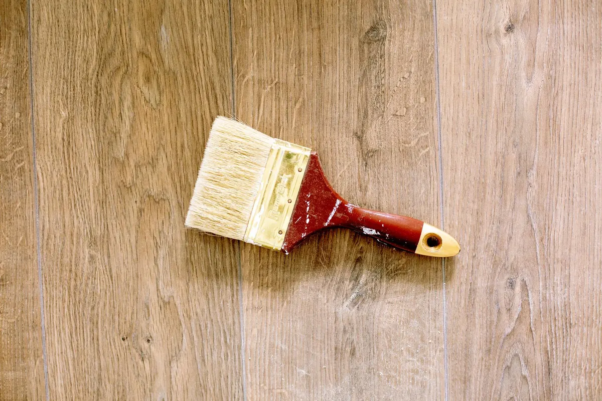 Rénover un parquet sans poncer : ce qui marche vraiment